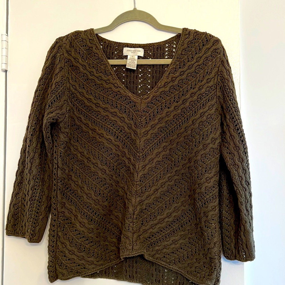 100% cotton knitted dark olive sweater. Three quarter sleeves. Size S